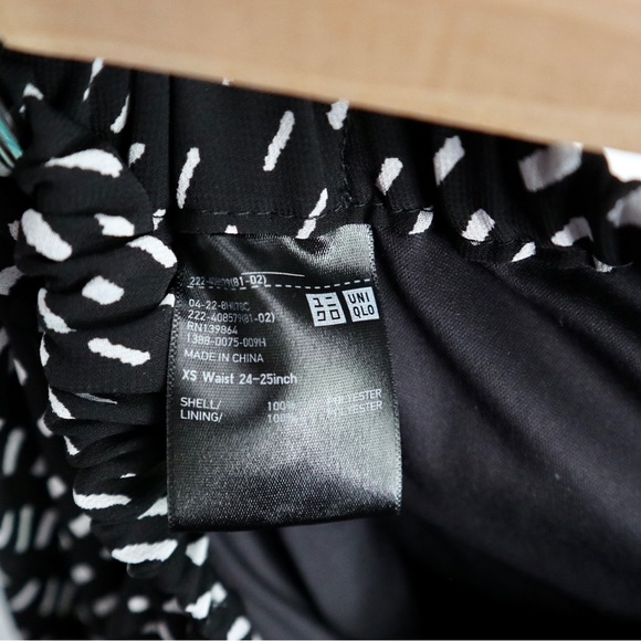 Uniqlo black and white patterned knee-length pleated skirt - Picture 3 of 4